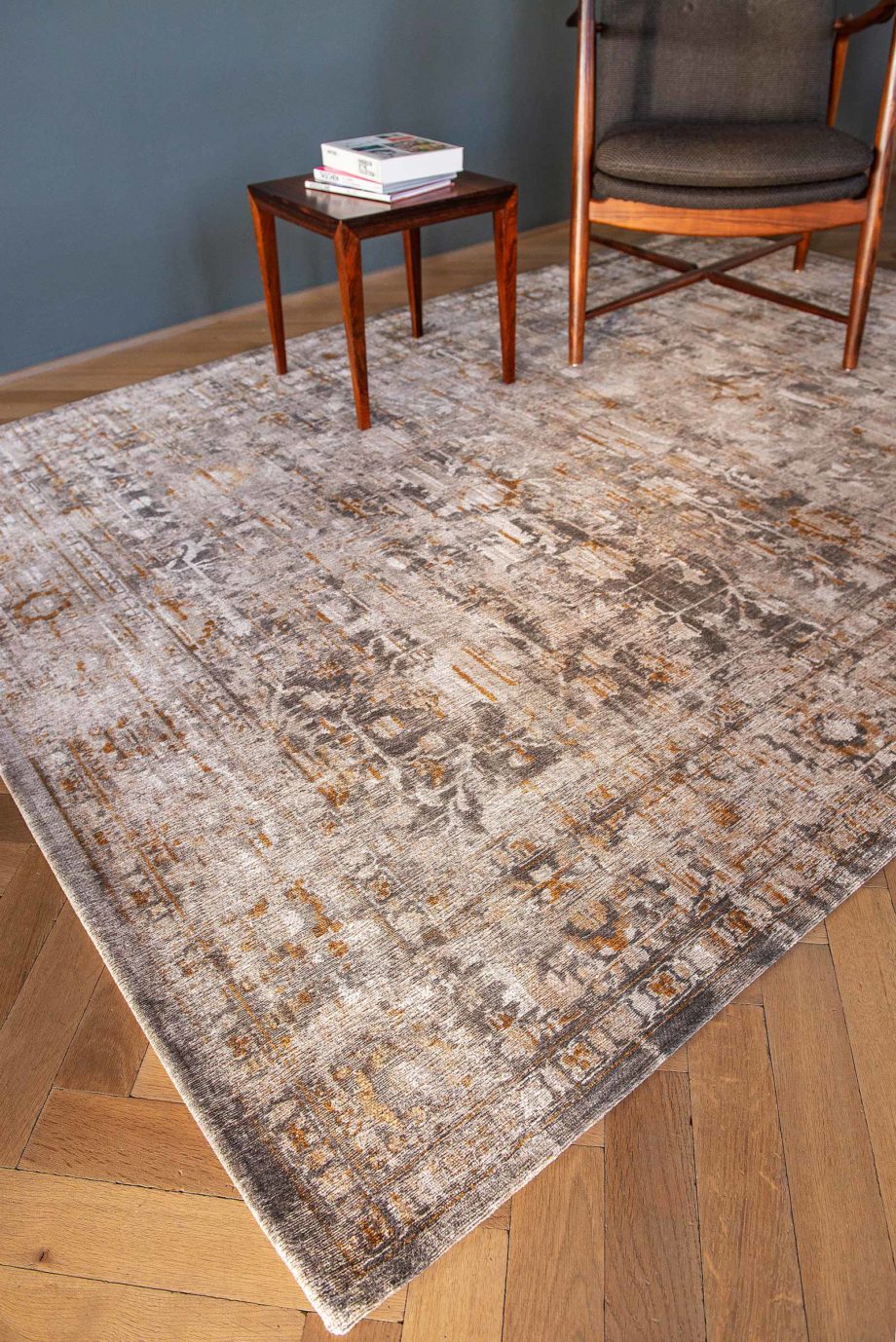 tapijt Louis De Poortere LX 8884 Antiquarian Ushak Suleiman Grey interior 3