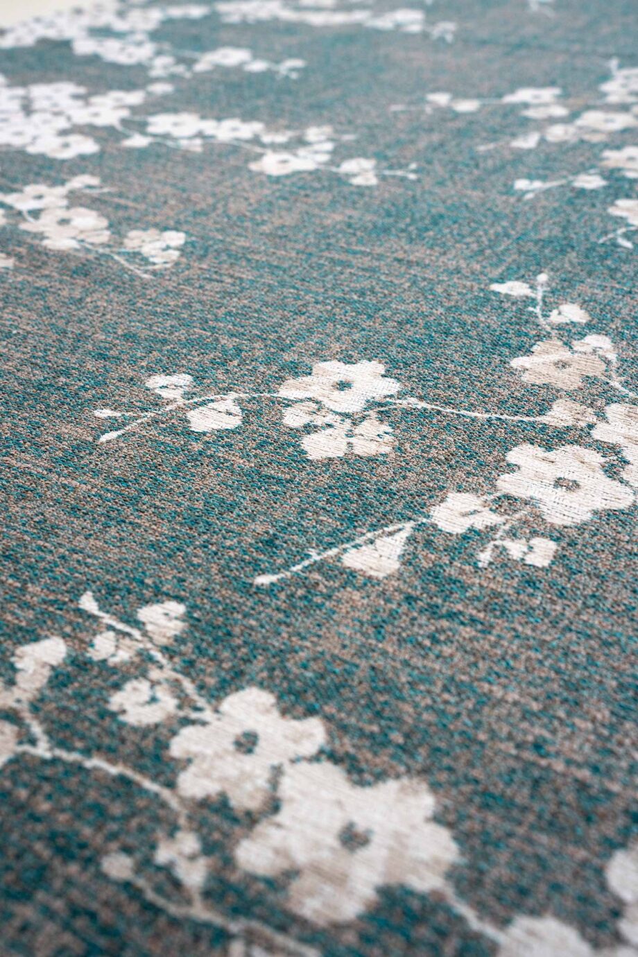 Louis De Poortere tapijt Sakura 9850 Sakura Lake Blue zoom vertical